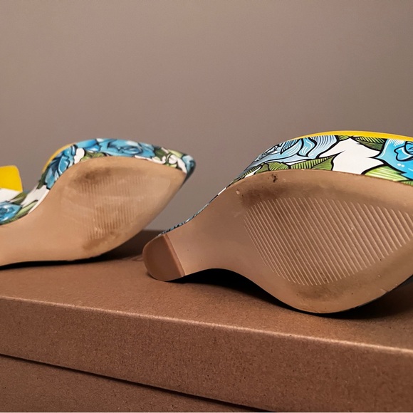 Chic Yellow Floral Platform Wedges - Picture 4 of 6